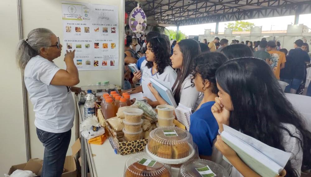 Estudantes de escolas públicas aproveitaram a oportunidade para participar ativamente da feira, explorando, aprendendo e contribuindo para o sucesso do evento.