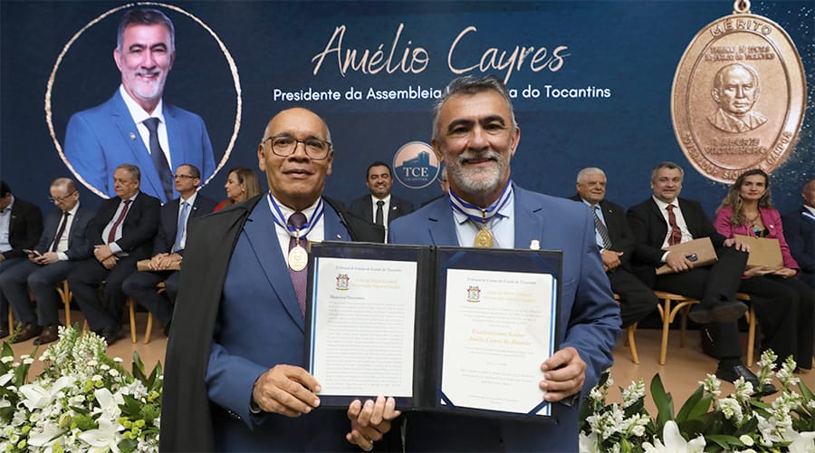 Amélio recebeu a mais alta honraira da Corte de Contas do Estado.