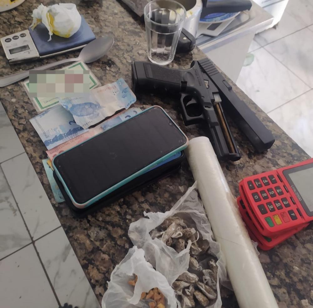 Na residência foram apreendidas várias porções de drogas, um simulacro de arma de fogo e munições calibre 32 – Foto: Divulgação / 1ª DENARC
