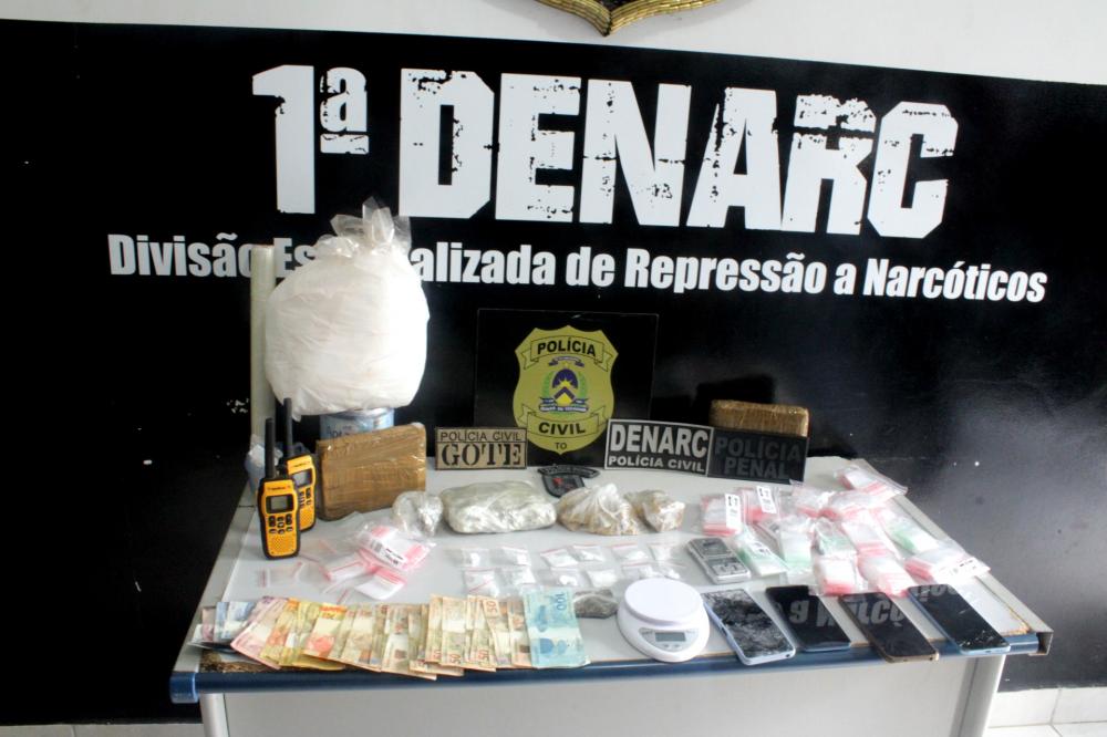 Ao todo, foram apreendidos aproximadamente 2 kg de drogas