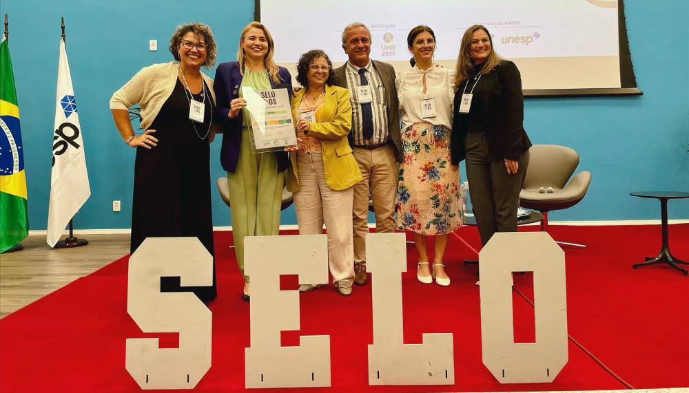 Vice-reitora Darlene Teixeira Castro, pró-reitora de Extensão Cultura e Assuntos Comunitários, Kyldes Batista Vicente, e professora e coordenadora do projeto, Márcia Rezende, estiveram presentes na cerimônia de certificação