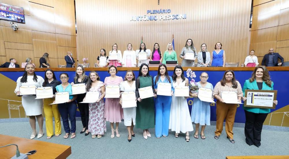 Diploma Mulher-Cidadã Guilhermina Ribeiro da Silva”, entregues a mulheres de diversas áreas.