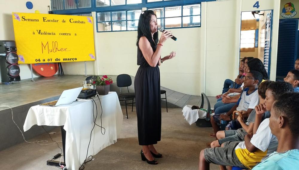 Delegada Vanusa Regina de Carvalho, titular da 11ª Deamv - Arraias, falou sobre as diferentes formas de violência contra a mulher.