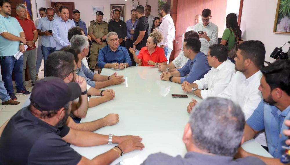 Governador em exercício Laurez Moreira, Josi Nunes, os secretários Jaime Café e Carlos Humberto Lima em reunião com empresário na prefeitura de Gurupi