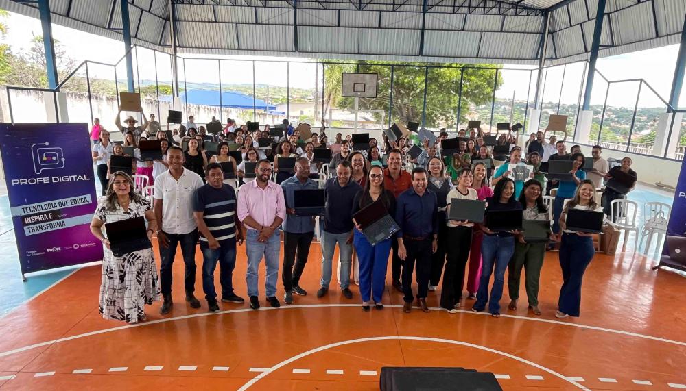 Entrega de notebooks na Superintendência Regional de Educação de Arraias