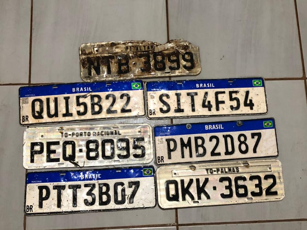 Após as intensas chuvas que atingiram a capital neste sábado, 16 de março, várias placas foram perdidas, necessitando de ajuda para retornarem aos seus donos.