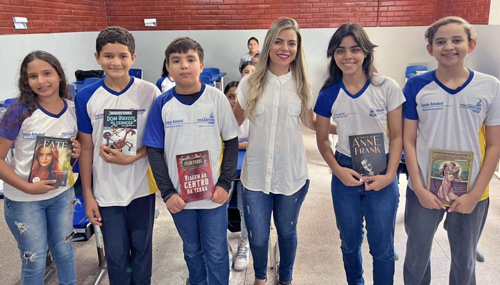 Estudantes que participam do projeto de leitura junto com a professora Arianne Menezes, responsável pela ação.