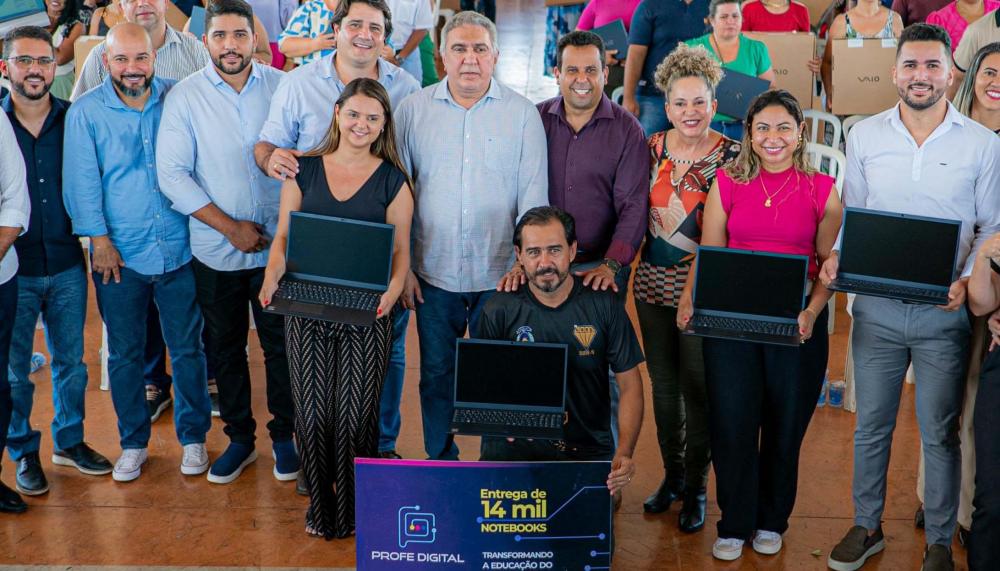 Vice-governador Laurez Moreira prestigia entrega de computadores para professores da regional de Gurupi.