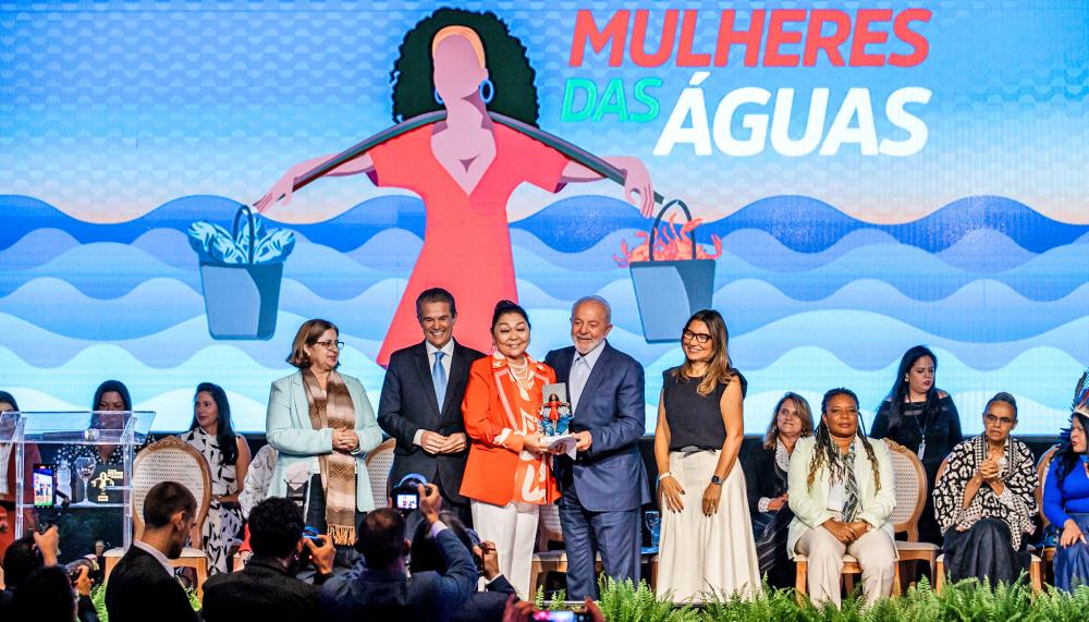 Miyuki Hyashida recebeu do presidente da República, Luiz Inácio Lula da Silva, o Prêmio Mulheres das Águas na categoria Gestão Pública ou Privada.