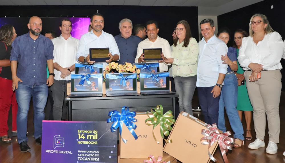 Governador Wanderlei Barbosa distribui mais de 1.000 notebooks em Araguaína, como parte do Profe Digital.