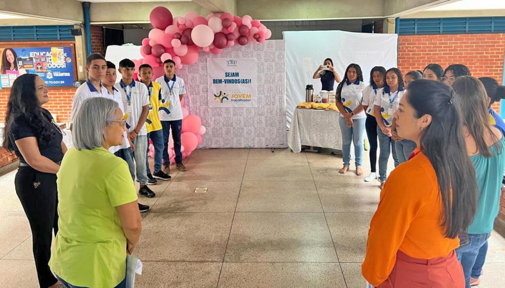 Jovens trabalhadores são recepcionados em escolas e Superintendências Regionais de Educação