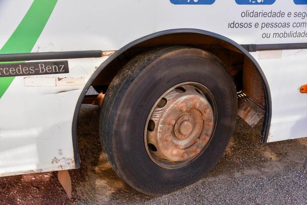 Alguns ônibus cedidos para o transporte escolar estavam com pneus carecas.