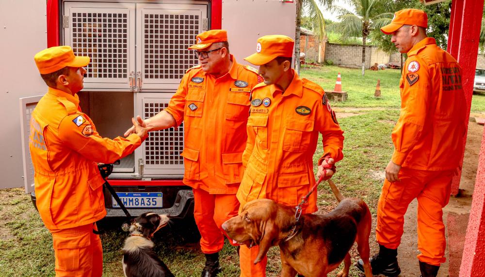 Coronel Peterson Queiroz de Ornelas (ao centro) cumprimenta bombeiros militares que integram a companhia de busca e salvamento.