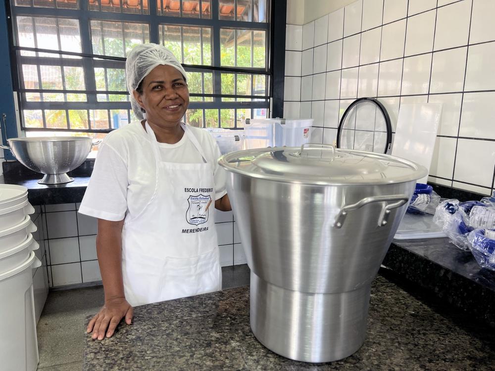 A manipuladora de alimentos da Escola Estadual Frederico José Pedreira Neto, de Palmas, Cássia Reis de Sousa, está feliz com novos utensílios de trabalho.