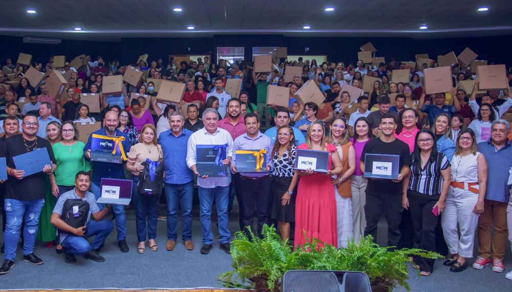 Laurez Moreira e Fábio Vaz entregaram os notebooks aos servidores da SRE de Araguatins