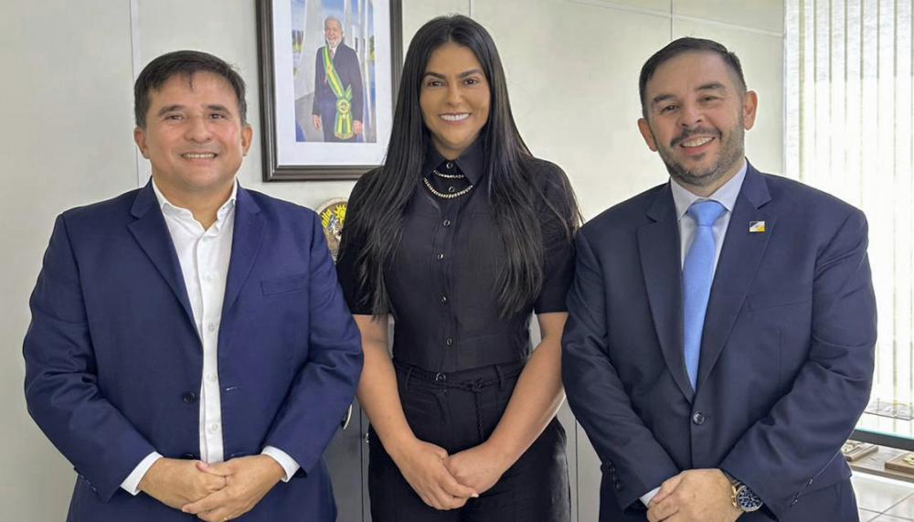 A primeira-dama Karynne Sotero, que esteve acompanhada do secretário extraordinário de Representação em Brasília, Carlos Manzini, foi recebida pelo secretário nacional de Esporte Amador, Educação, Lazer e Inclusão Social, Paulo Henrique Perna Cordeiro.