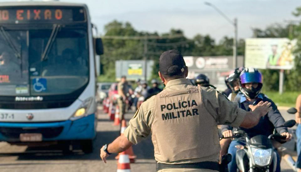 Serão realizados bloqueios policiais (blitz) e abordagens em pontos estratégicos das cidades e rodovias estaduais.