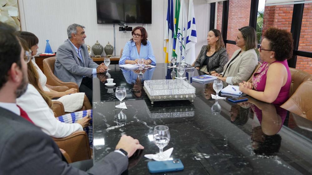 Desembargadora Etelvina Maria Sampaio em reunião com o presidente da Assembleia Legislativa, deputado Amélio Cayres