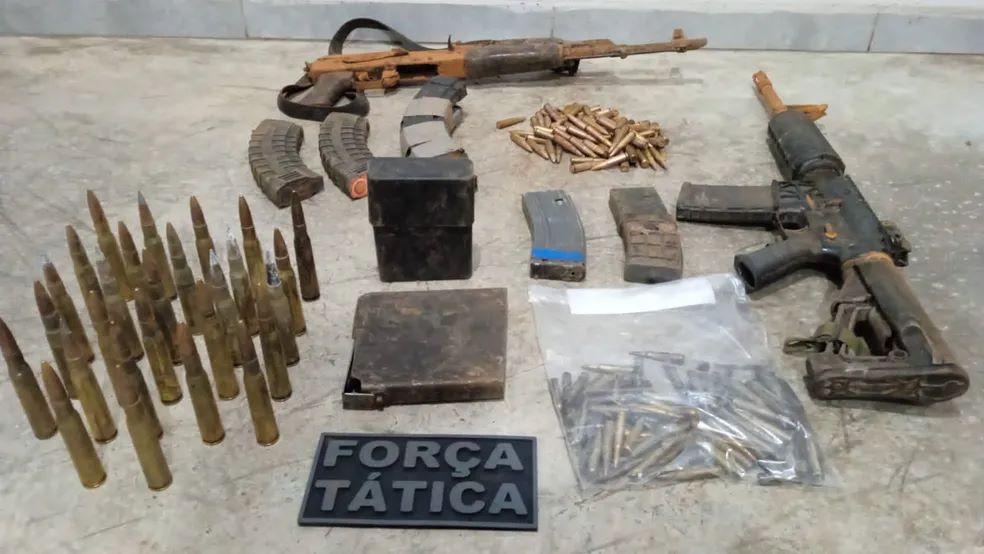 Fuzis e munições são encontrados por morador — Foto: Divulgação/PM