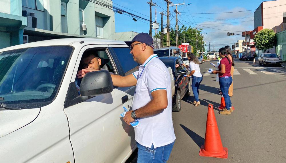 Diversos motoristas pararam para receber as orientaçõe