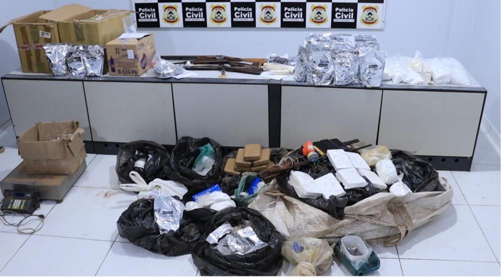 Durante a operação, a Polícia Civil apreendeu cerca de 100 quilos de entorpecentes e aproximadamente 50 quilos de insumos.
