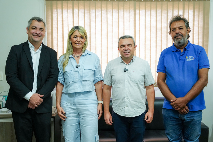 Estellamaris Postal e Pedro Alexandre (D) com o prefeito Ronivon Maciel e o Superintendente Distrital Nicki Lauder.