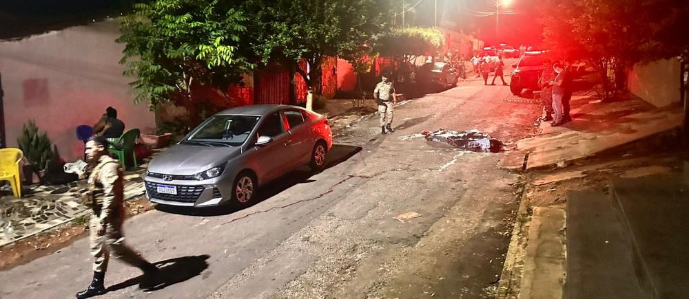 O local foi periciado e os corpos levados para sede do Instituto Médico Legal, pelo rabecão da polícia civil, Foto- Alessandro Ferreira.