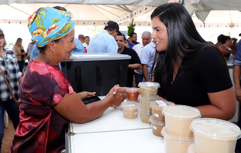 A primeira-dama Karynne Sotero fez questão de conversar com as mulheres e conhecer os produtos comercializados na feira.