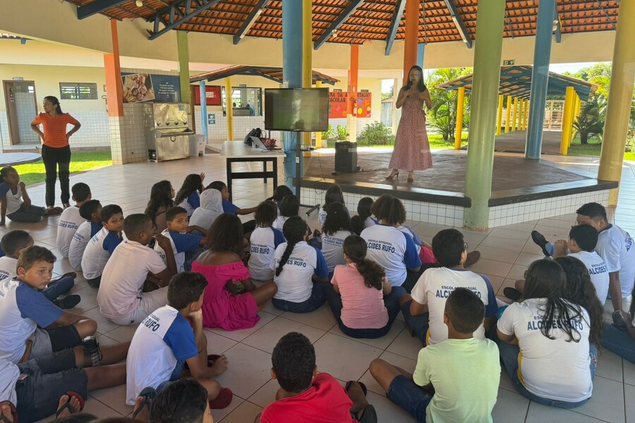 Defensora Luisa Lemos em conversa com estudantes da Escola Estadual Alcides Rufo