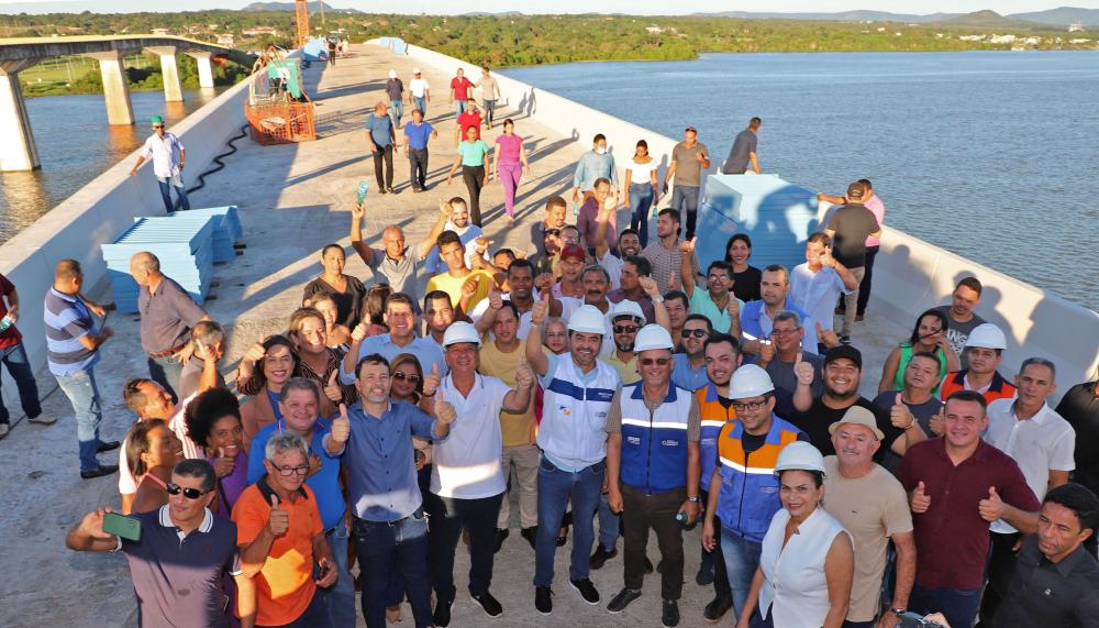 Governador Wanderlei Barbosa e equipe caminhando sobre a ponte durante a inspeção final antes da inauguração.