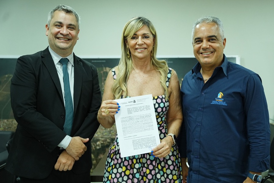 Estellamaris Postal, Pedro Alexandre e Aleandro Lacerda (D) após assinatura do Termo: parceria para mais um Econúcleo no Tocantins