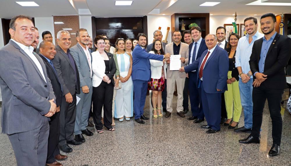 Governador Wanderlei Barbosa assina documento oficializando a doação do terreno para a OAB e Caato
