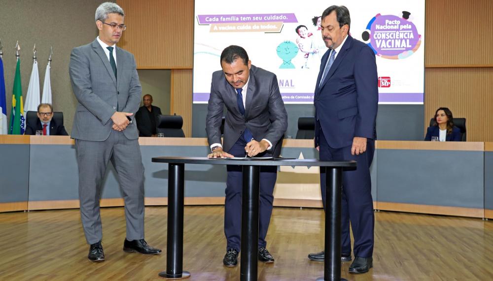 Governador Wanderlei Barbosa no momento da assinatura de adesão ao Pacto Nacional pela Consciência Vacinal no auditório do Ministério Público Estadual