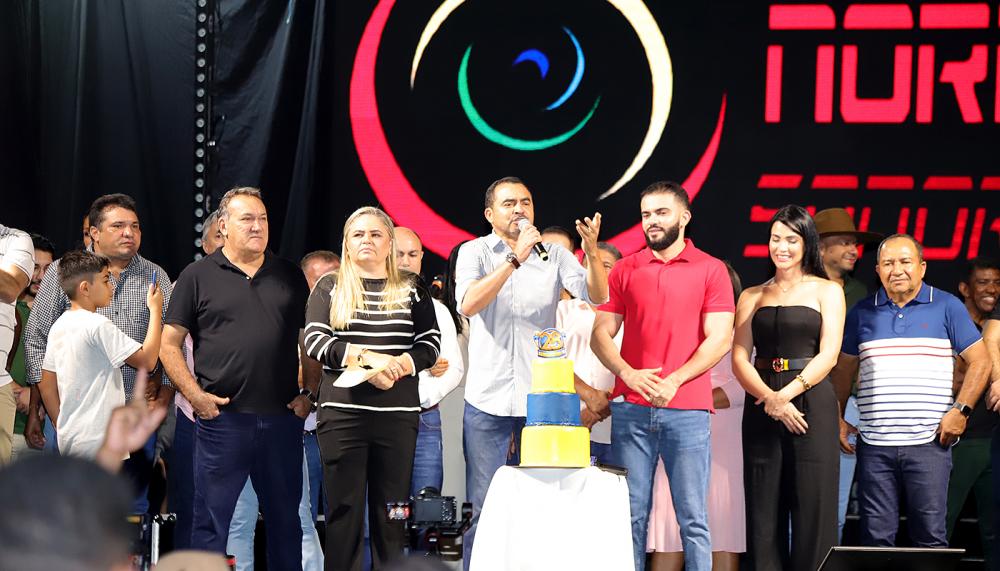 Governador Wanderlei Barbosa ao lado da prefeita Nélida Vasconcelos, do deputado Leo Barbosa e outras autoridades, no momento dos parabéns pelos 28 anos de Barra do Ouro.