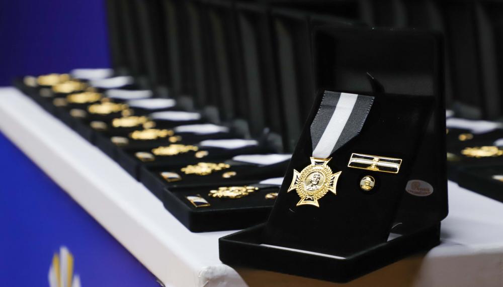 Foram 41 policiais civis homenageados com as medalhas de Bravura da Polícia Civil - Escrivão José Bonfim Nazareno Ribeiro e a medalha de Mérito Policial Civil - Eusébio de Queirós, além de mais três condecorações póstumas