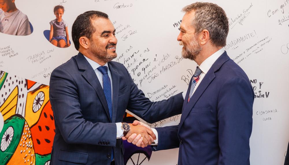 O governador do Tocantins, Wanderlei Barbosa, em reunião com o representante do BID no Brasil, Morgan Doyle, apresentando projetos que atendem às condições para receber investimentos do banco.