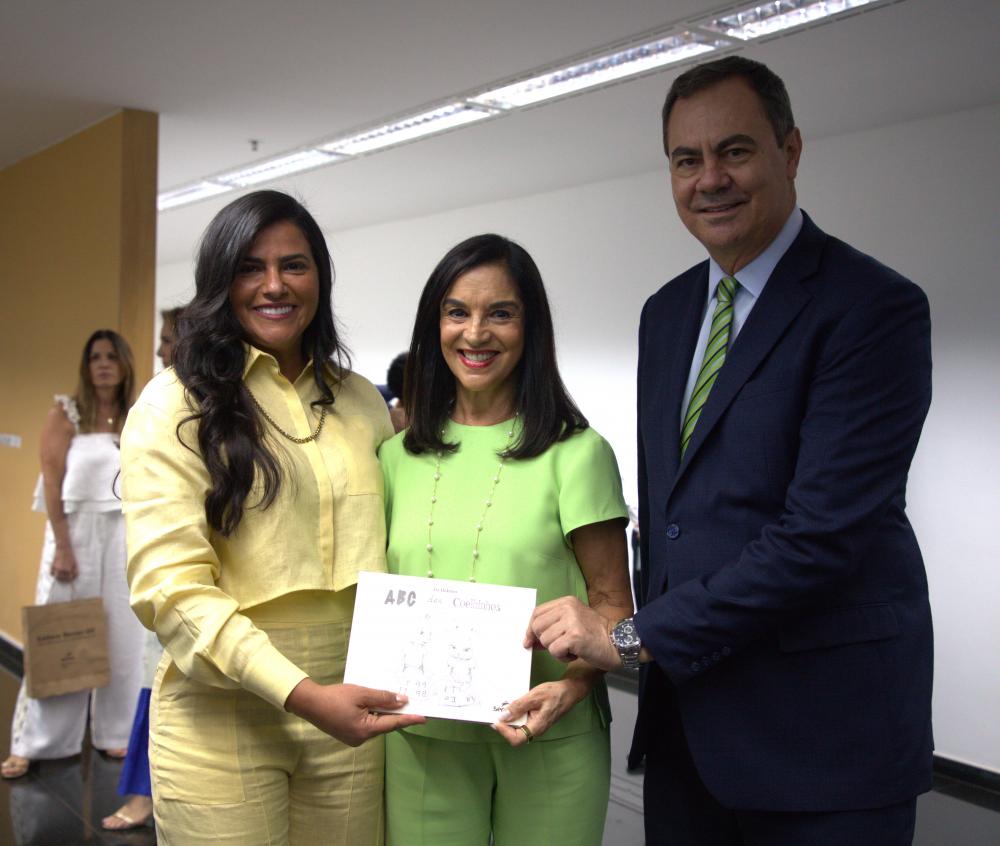 A primeira-dama do Tocantins, Karynne Sotero, ao lado da segunda-dama do Brasil, Lu Alckmin, e o presidente da Federação do Comércio do Distrito Federal e do Conselho Regional do Senac DF, José Aparecido da Costa Freire.