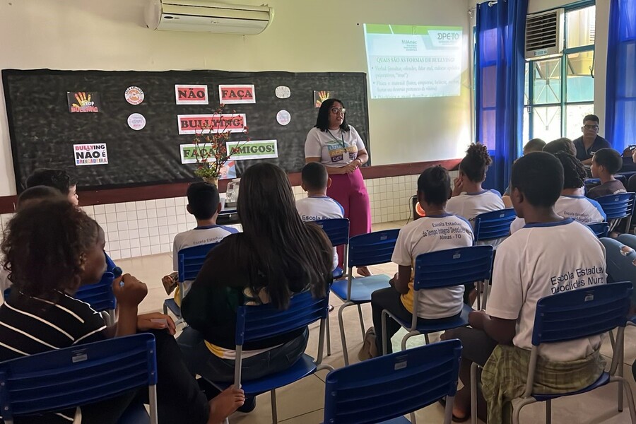 Marilene Barbosa durante conversa com os estudantes.