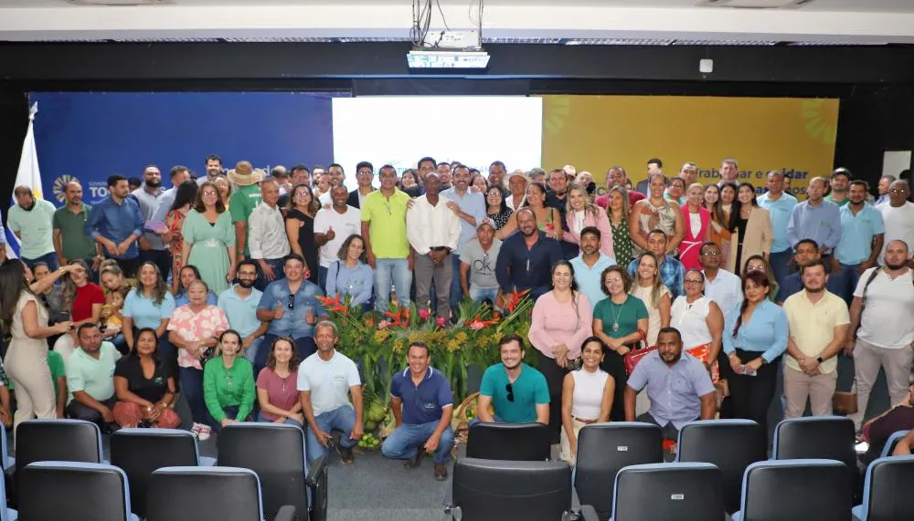 Governador Wanderlei Barbosa celebra os 35 anos de implantação do Ruraltins ao lado do presidente Washington Ayres e servidores do órgão.