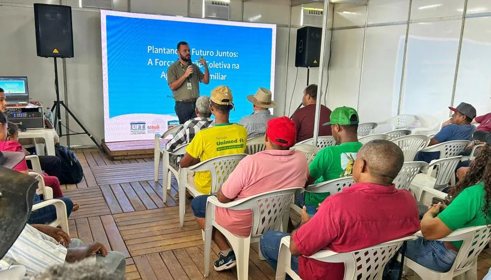 O professor do Núcleo de Estudos Rurais da UFT, Clayton Milagres, iniciou as palestras abordando o tema do associativismo