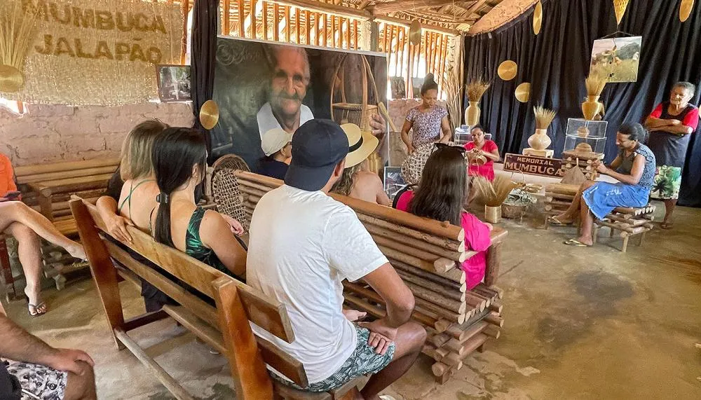 Momento de conexão com a comunidade Quilombola Mumbuca, berço do Capim Dourado, emociona participantes do Famtour