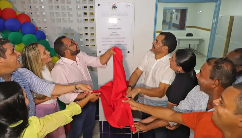 Governador Wanderlei Barbosa, a primeira-dama Karynne Sotero e o prefeito Fhabio da Farmácia descerram a placa de inauguração do CMEI.
