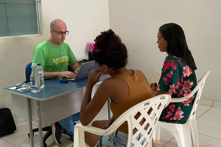 Defensor público Sandro Ferreira integra equipe de atendimento.
