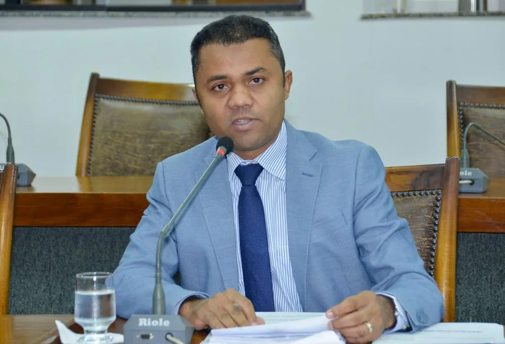 Deputado Moisemar Marinho durante sessão no plenário da Aleto.