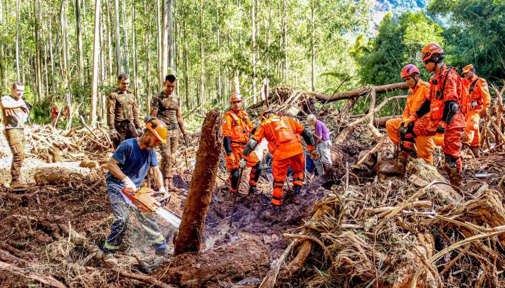 Usando pá, motosserra e enxada, militares fazem busca por vítima no Rio Pedrinho, em Bento Gonçalves/RS.