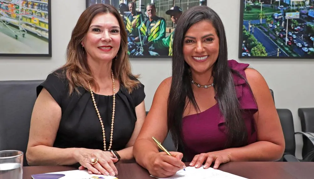 Presidente da Agência de Fomento, Denise Rocha; e a primeira-dama e secretária extraordinária de Participações Sociais, Karynne Sotero, assinam resolução da linha de crédito.