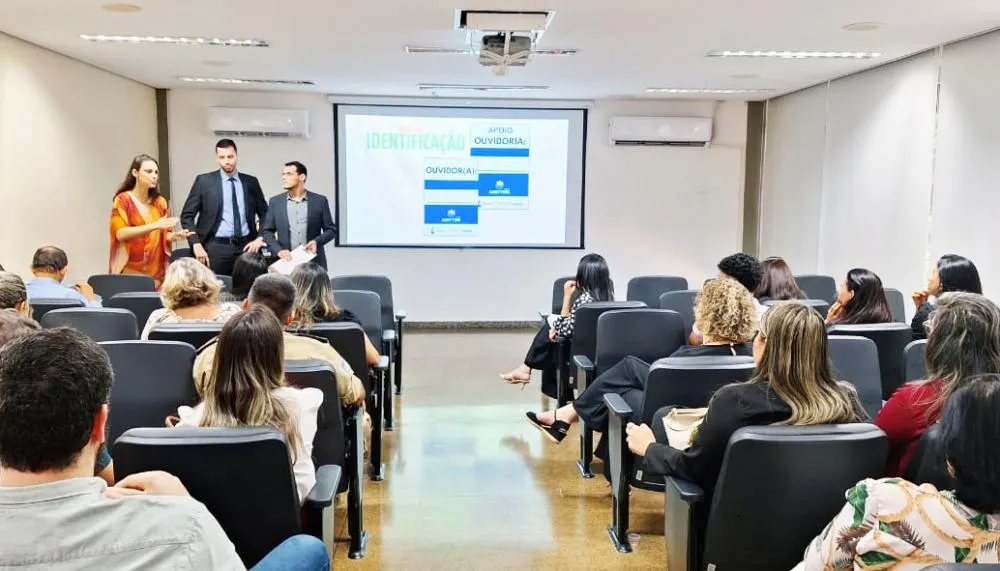 A reunião abordou a realização de uma ampla pesquisa de satisfação no evento.