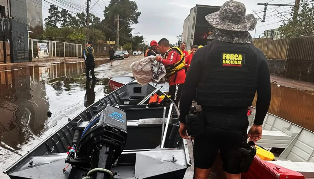 Bombeiros militares usam embarcação no resgate no Rio Grande do Sul.
