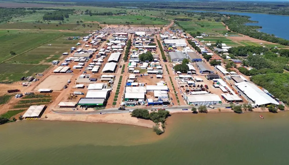 Agricultores, expositores e entusiastas se reúnem para explorar as últimas inovações em tecnologia agropecuária na Agrotins 2024.