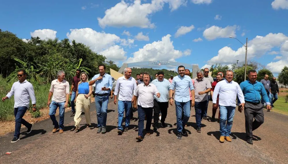 Governador Wanderlei Barbosa, o prefeito de Itaporã, José Rezende; deputados e outras lideranças durante inauguração do trecho rodoviário da TO-164